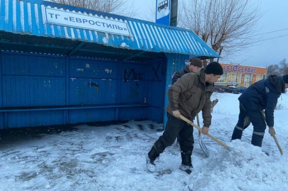    В Оренбурге устраняют последствия ночного снегопада