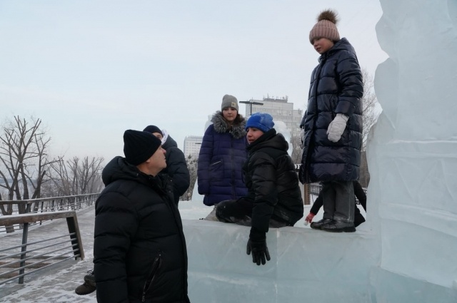    Мэр Красноярска В. Логинов проинспектировал ледовые городки. Фото: Администрация Красноярска