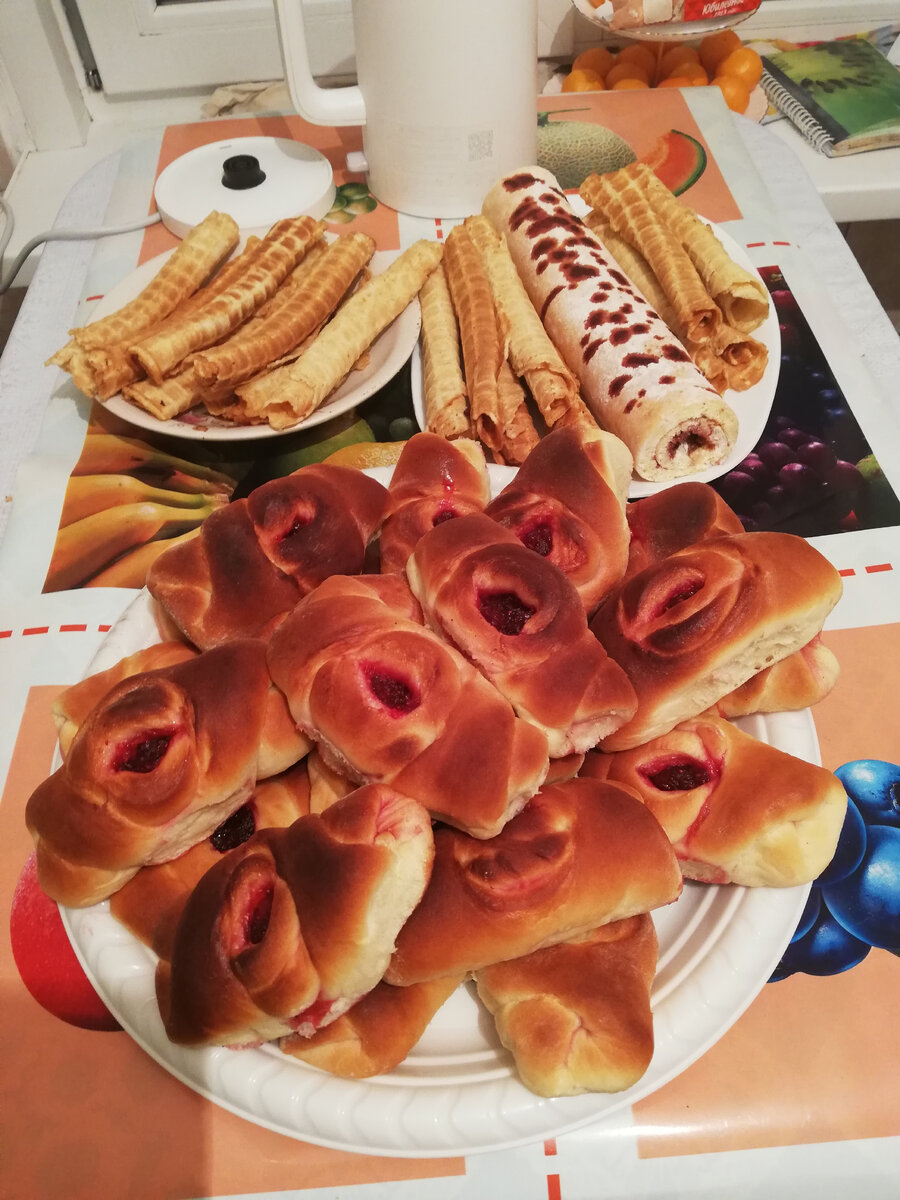 рулет  получился тонкий но вкусный ,я края обрезала ,попробовала.