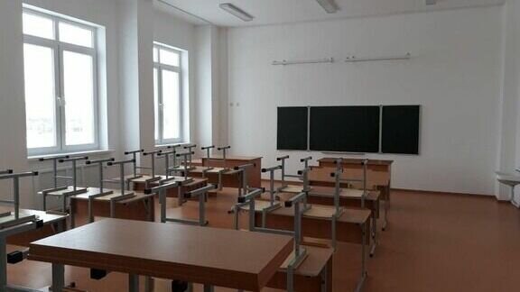     В школе закроет группы продленного дня, если в ближайшее время не будет выплачен крупный долг по родительской плате. В противном случае коллективную ответственность за долги нескольких понесут все, сообщило руководство школы в соцсетях.