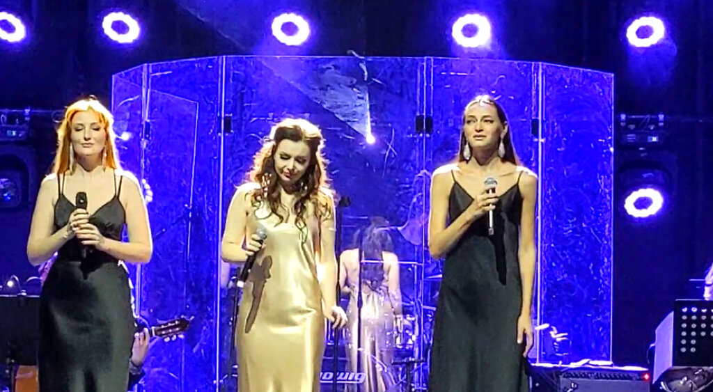 Скрин сделан автором из выступления трио на концерте в Градский холл