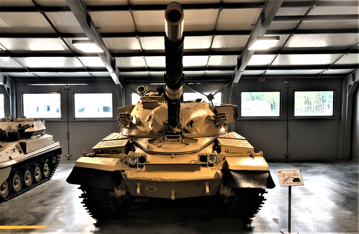 Британский ОБТ "Chieftain". Угол наклона ВЛД 70-72град.;лобовых деталей башни 60град.; к сожалению, по толщинам брони имеются разночтения. Соответственно, в одном случае 125мм БОПСы должны были пробивать его без проблем, во втором -только на дистанциях до 1000...1500 метров. Стойкость лобовой проекции от БОПСов 260...275/340...360мм.