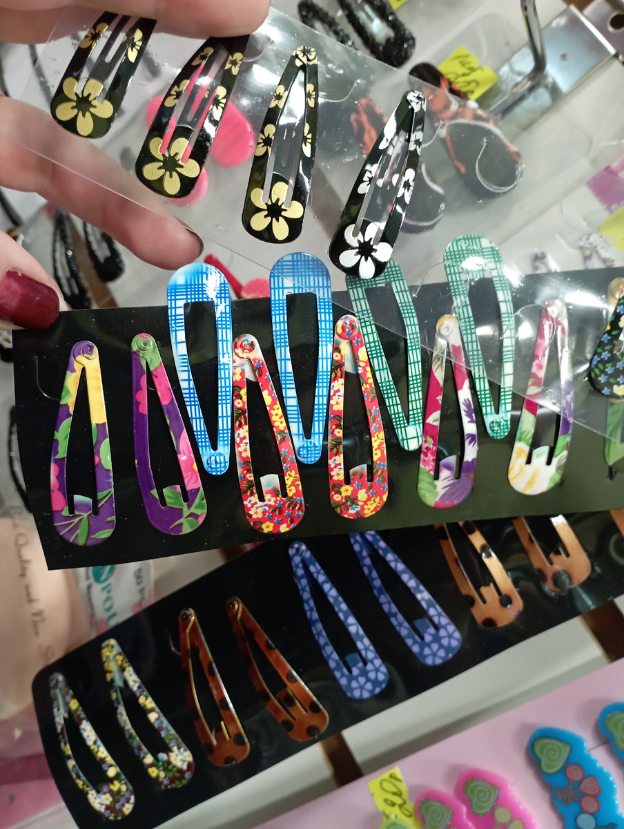 Косметика, заколки, резинки для волос, в ассортименте представлены в нашем магазине