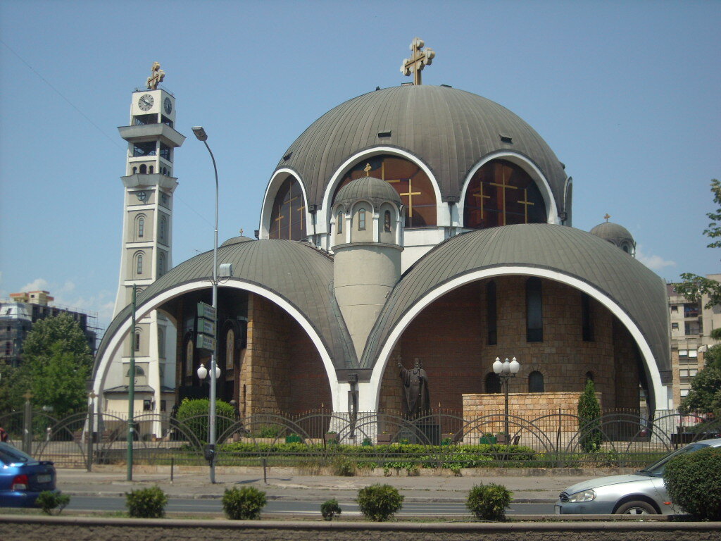Собор Святого Климента Охридского находится рядом с центральной площадью Скопье. Фото автора.