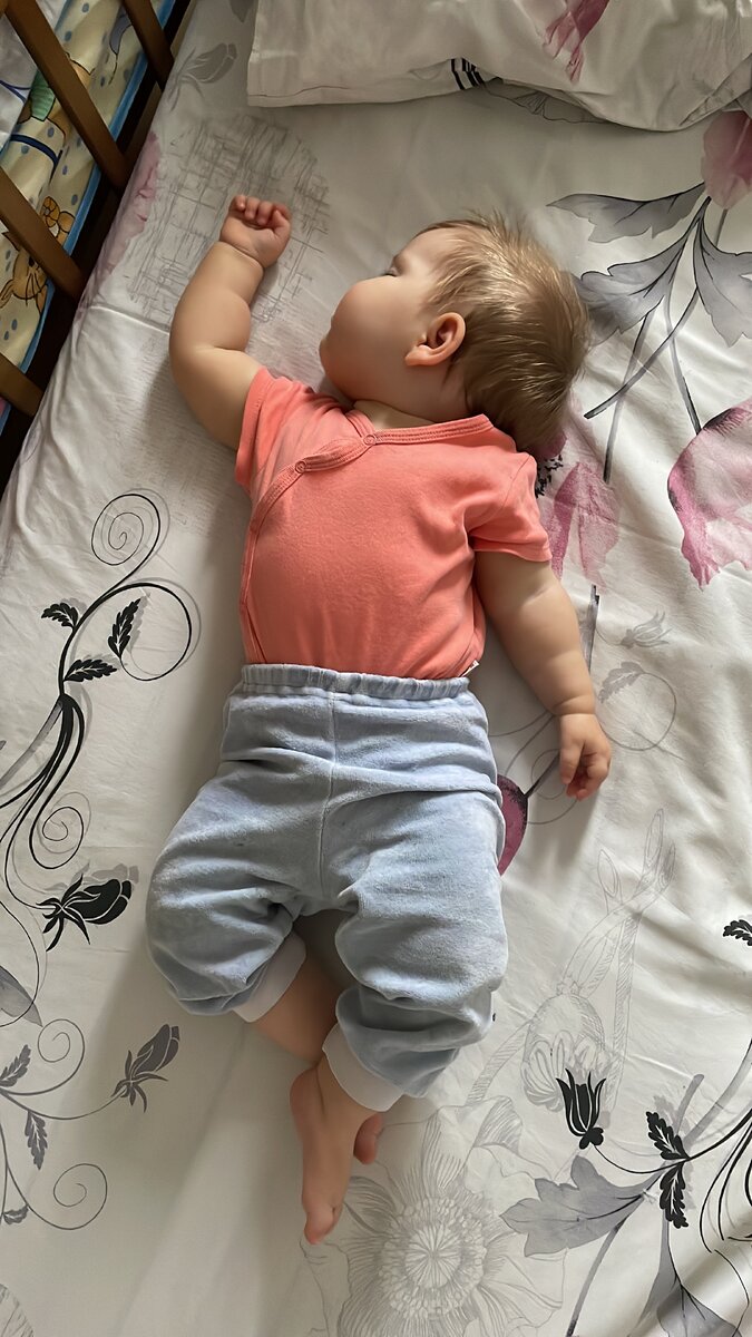 Спит на новом месте.