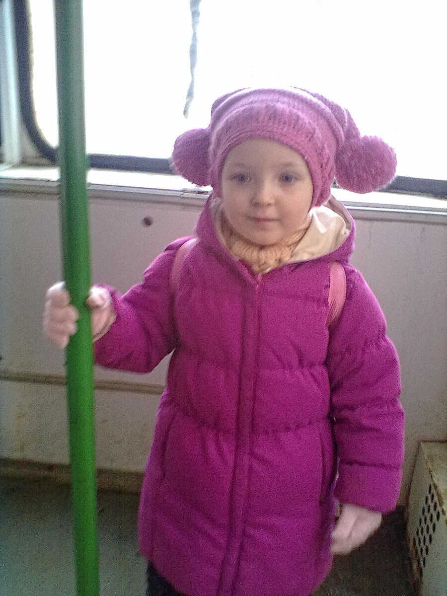 Та самая шапка. Видите, какие мощные помпончики)) Фото старое, поэтому такое нечеткое.