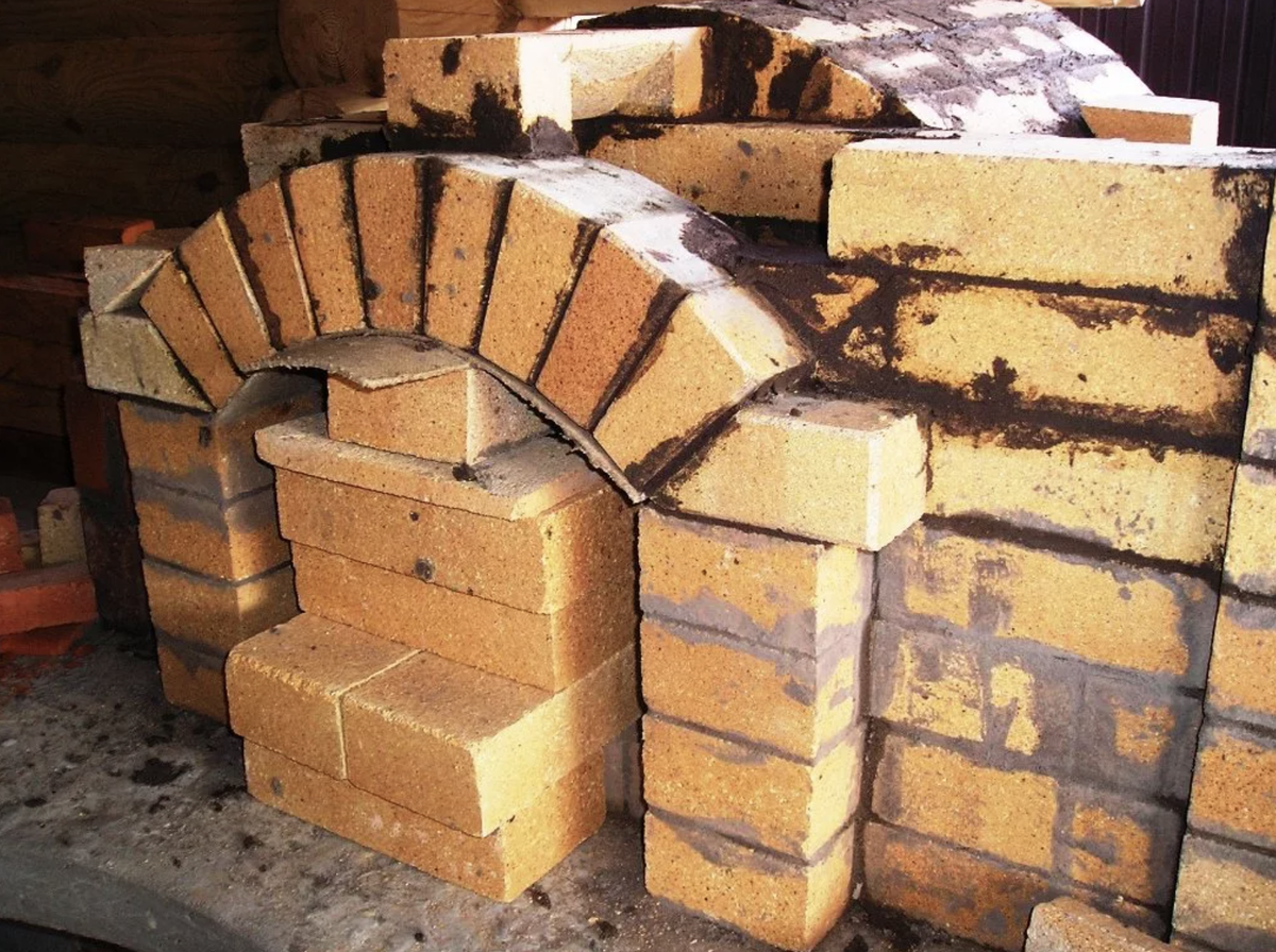 Камин из огнеупорного кирпича