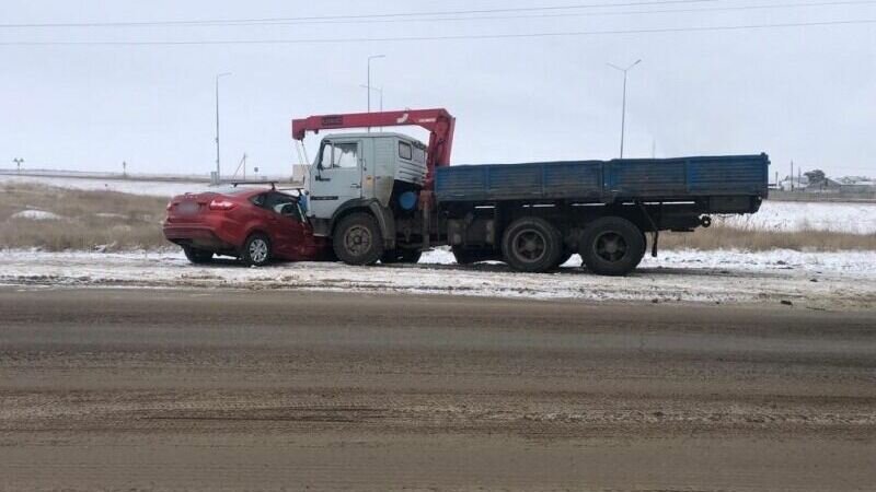     ДТП из-за погодных условий произошло накануне в Волжском. Водитель легковушки не справился с управлением и врезался в фуру, ехавшую по встречке. Об этом сообщает пресс-служба областного Главка МВД.