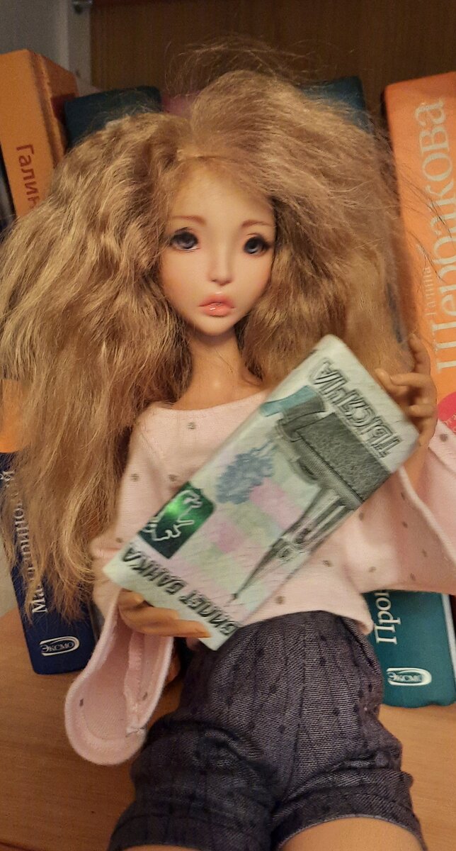 Вот у меня новая кукла за несколько тысяч. Вряд ли бы мужа обрадовала такая покупка из общего бюджета))) Равно как и его очередной спиннинг меня.