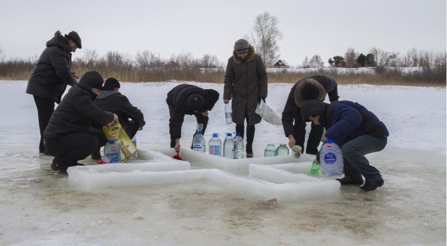 Священник рассказал, как правильно поступить со старой святой водой