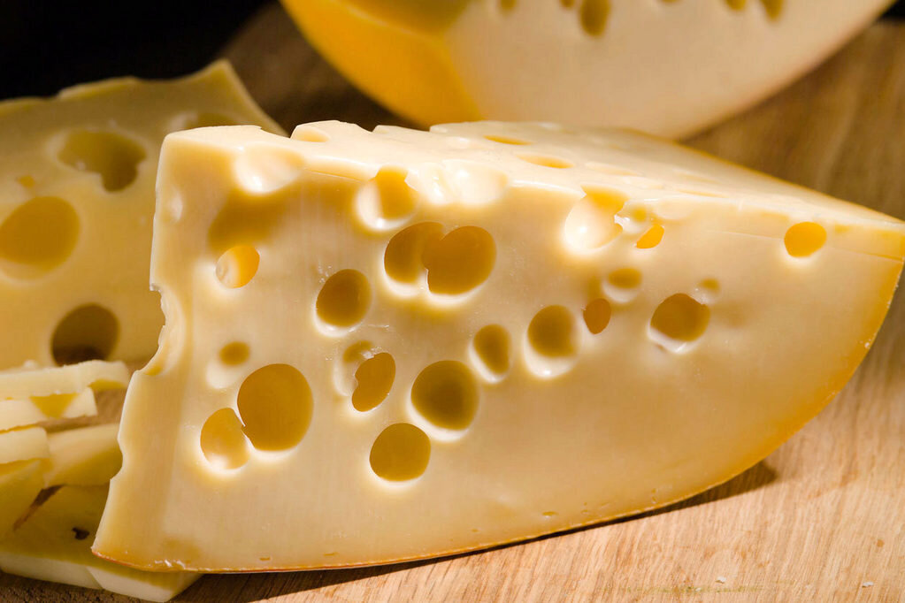    25-летнего нарушителя судили за мелкое хищение. С октября по ноябрь 2022 года он украл 22 упаковки сыра из магазинов одной сети.