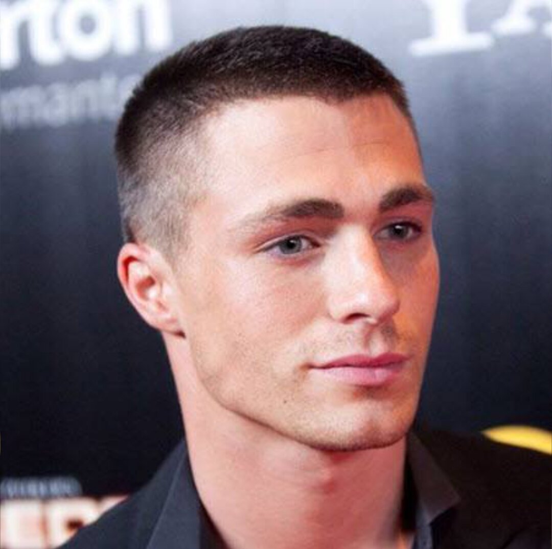 Большинство представителей сильной половины человечества не приучены к уходу за своим внешним видом. Они мало времени уделяют прическе, выбору стрижки, и даже не подозревают, что она должна гармонировать с фигурой, формой лица, типом волос и т. д. А ведь неотразимый внешний вид - это составляющий компонент имиджа не только для женщин, но и для мужчин.

Беспроигрышным вариантом уже многие годы является мужская стрижка бокс. Короткие волосы сложнее поддаются укладке, но если правильно подобрать тип стрижки, то шевелюра не будет нуждаться в особом уходе. Давайте узнаем некоторые нюансы подобной прически.

Стиль кэжуал, стрижка бокс История возникновения стрижки бокс
Возможно, вы догадываетесь, что стричься под бокс первыми начали представители одноименного вида спорта. Полюбилась эта прическа своей длиной - максимальная длина стрижки всего 4 см. Во время тренировок, поединков и волосы не мешают, и прическа не теряет форму.

Комфорт и практичность стрижки пришлись по вкусу не только спортсменам. Например, бизнесмены стали сочетать ее с деловым костюмом, а модники - со стилем кэжуал. Благодаря стрижке под бокс, открытые черты лица как магнитом притягивают представительниц прекрасного пола. Если знаменитости пользуются подобной стрижкой до сих пор, это говорит о ее классике и универсальности, но никак не о излишней простоте.

Если сравнить эту прическу с полубоксом, то разница очевидна: длина волос в затылочной зоне в полубоксе больше, а окантовка “шапочки” опускается ниже линии висков. Короткая челка или ее отсутствие представляют классическую мужскую стрижку бокс, фото ниже демонстрирует отсутствие объема в такой прическе.
