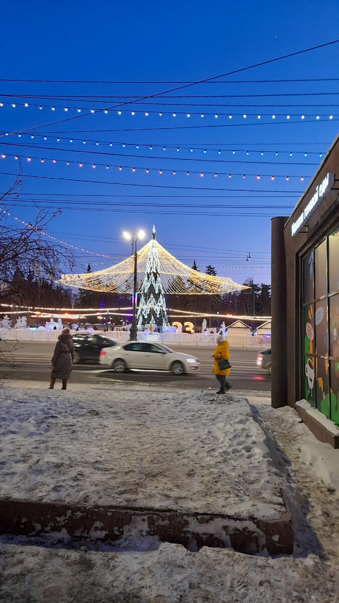 "Доброе утро, мир! Ты прекрасен!" Фото автора На фото главная площадь и елка города.