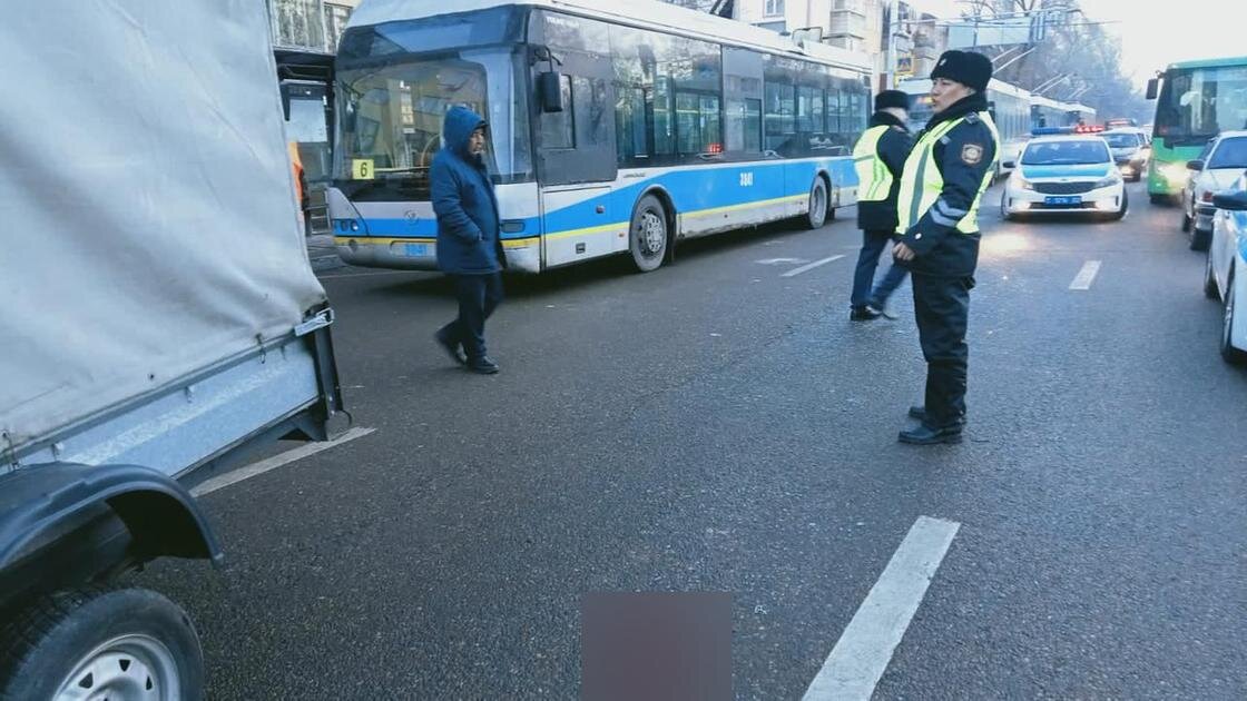    Троллейбус попал в аварию:ДП Алматы
