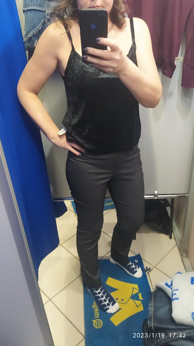 Бархатный топ, по факту, не нужен. Просто было интересно посмотреть как это выглядит, т.к. этот материал нынче моден 😄. 