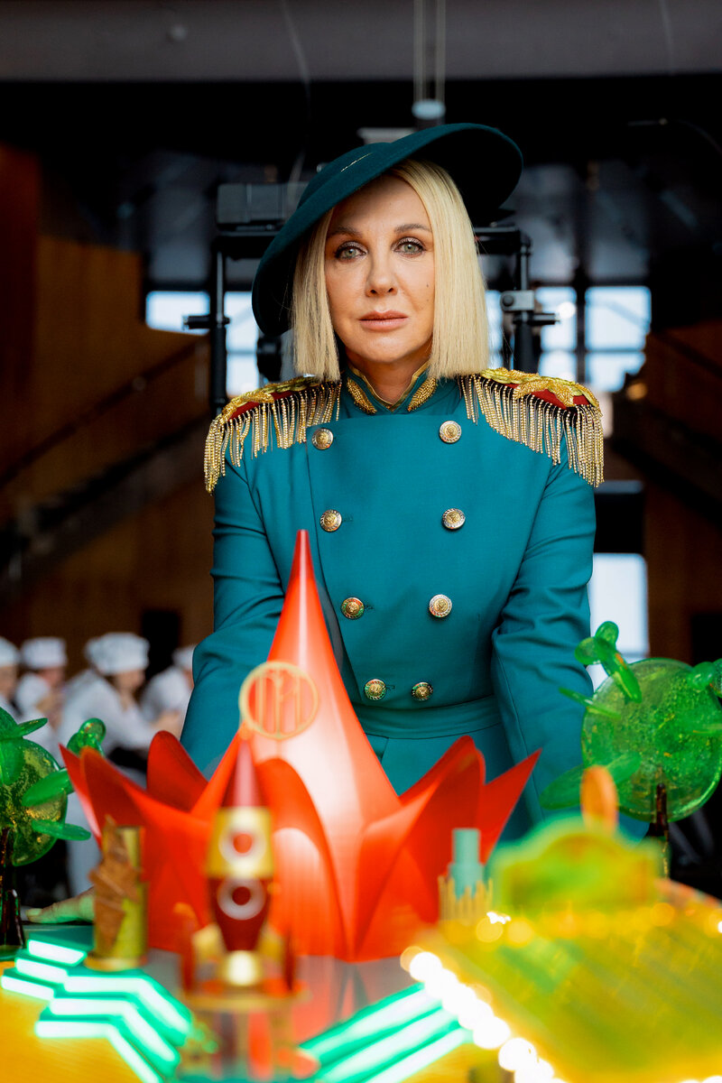 Елена Яковлева в роли Риммы в фильме «Чебурашка» . На этом фото как раз видны деревья из карамели. Фото с сайта https://www.kinopoisk.ru/