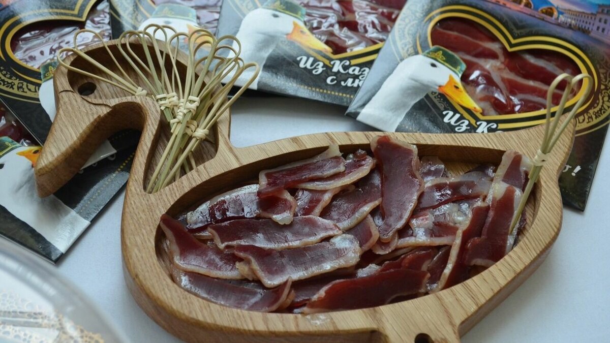     В Татарстане более 100 производителей занимаются «халяль» продукцией. Об этом во время традиционного субботнего совещания рассказал министр сельского хозяйства Марат Зяббаров.