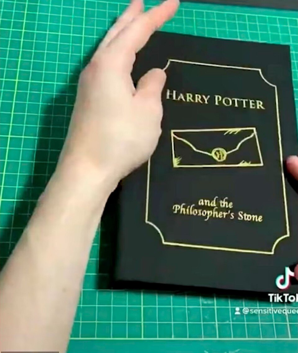     Дизайнер позиционирует себя как небинарную транс-персону и делает бизнес на якобы трансофобии Роулинг.  принтскрин видео.