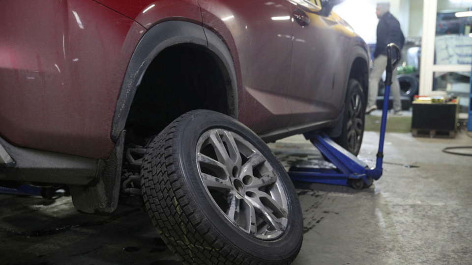     Как автомобилистам обойтись без заводских гарантий и диагностики Известия/Зураб Джавахадзе