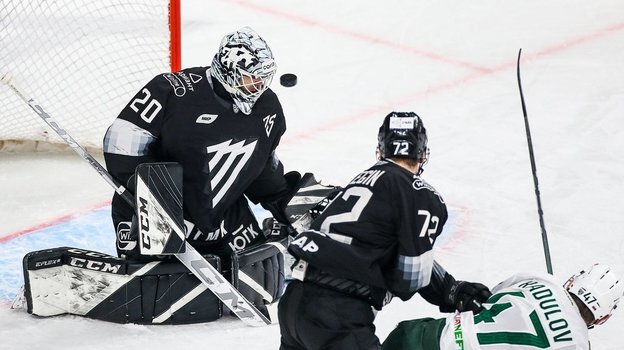    Вратарь «Трактора» Сергей Мыльников отражает удар в матче с «Ак Барсом».ХК «Трактор» -