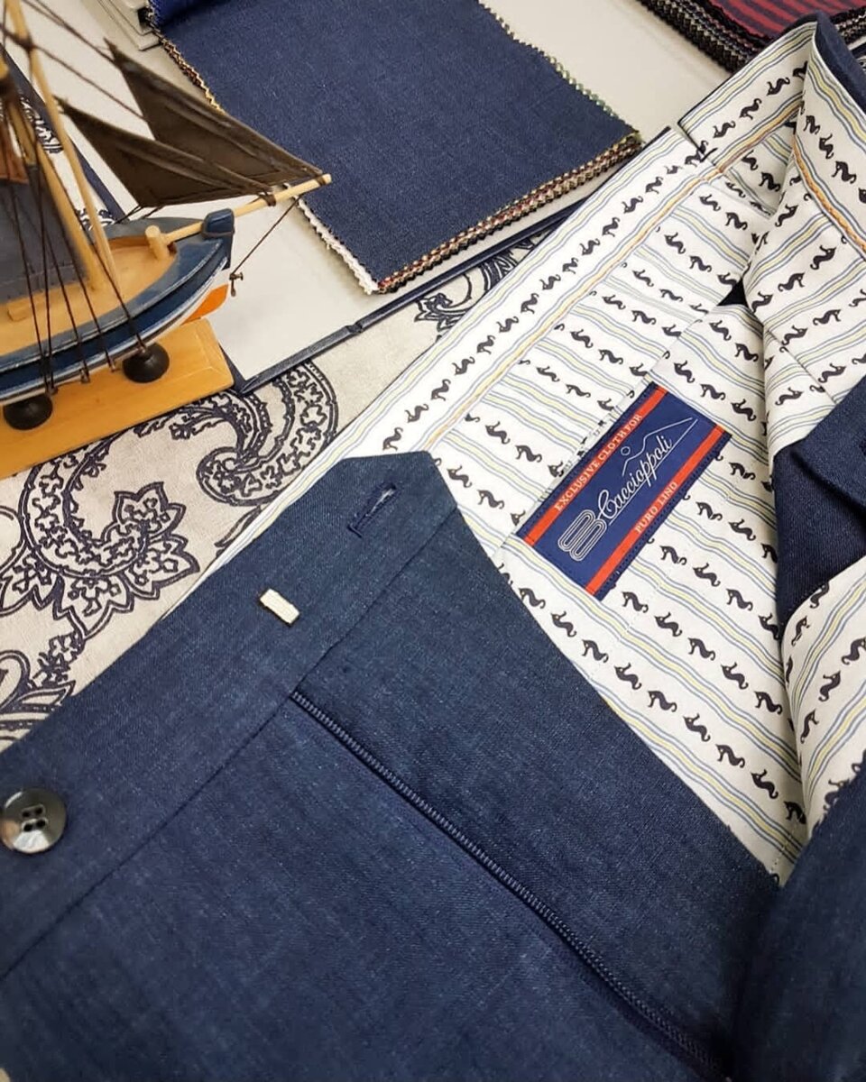 Внутренняя отделка этих курортных льняных брюк выполнена в ателье Bourbaki с использованием легкого хлопка с принтом на морскую тематику.