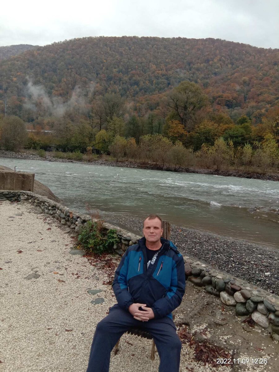 В Райском уголке, на берегу реки Мзымта. 