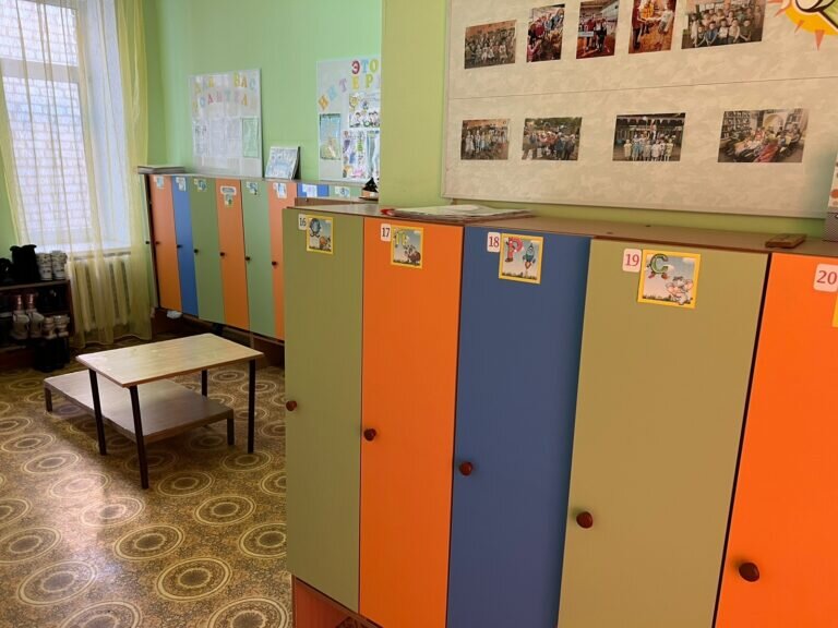    В Сорочинске в четырех группах детсада обновили шкафчики для одежды Кристина Просвиркина