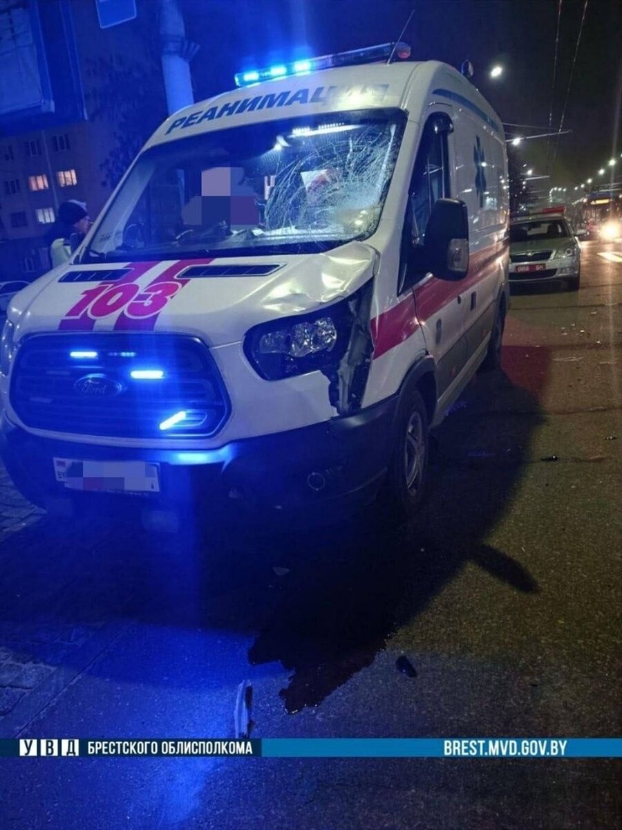     В машине скорой в момент случившегося находился тяжелобольной пациент. Фото: официальная группа ВКонтакте ГАИ УВД Брестского облисполкома
