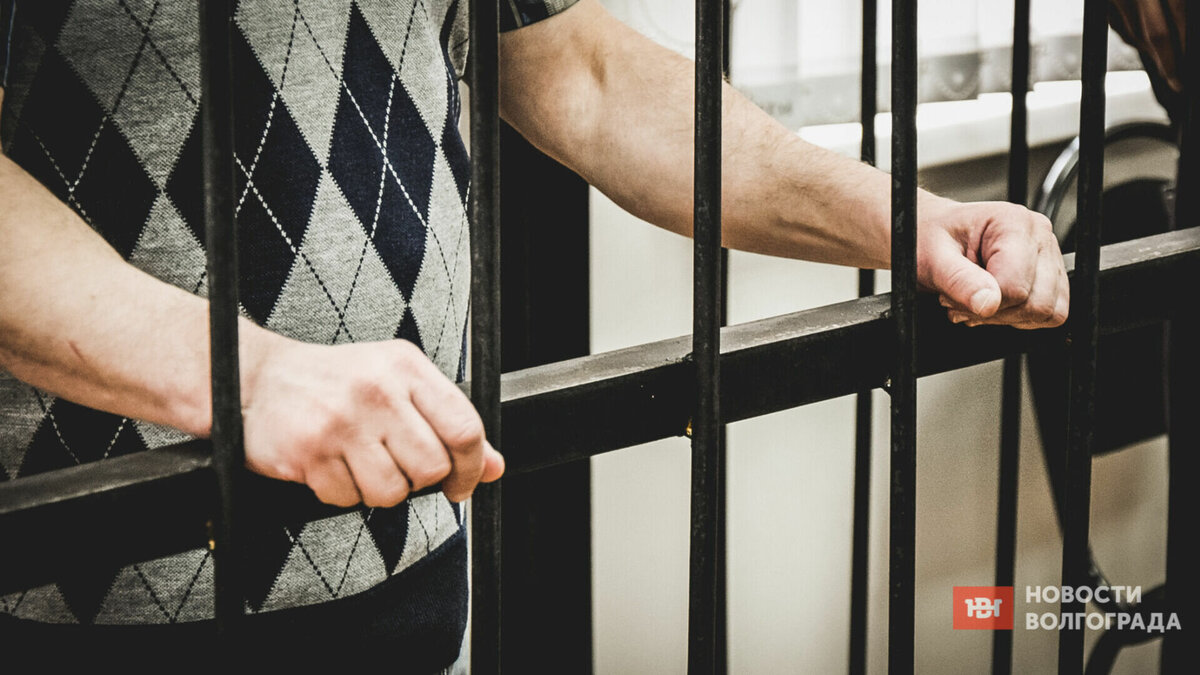     В Волгограде осудили 42-летнего жителя Тракторозоводского района за смерть своей гражданской жены. Мужчина из ревности забил до смерти женщину в своей квартире, сообщили в СУ СКР по региону.