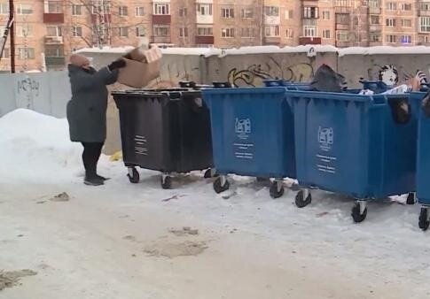    Видео: в Нефтеюганске водитель мусоровоза свалил отсортированные жителями отходы в одну машину