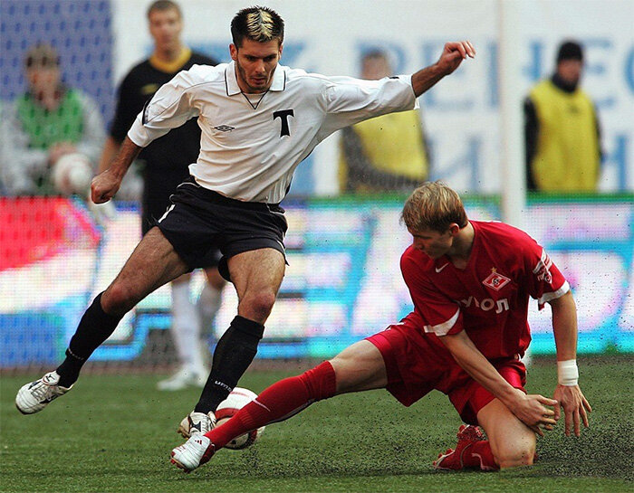 «Спартак» (Москва) - «Торпедо» - 1:0. Торпедовец Эмир Спахич (в белом) и спартаковец Роман Павлюченко.