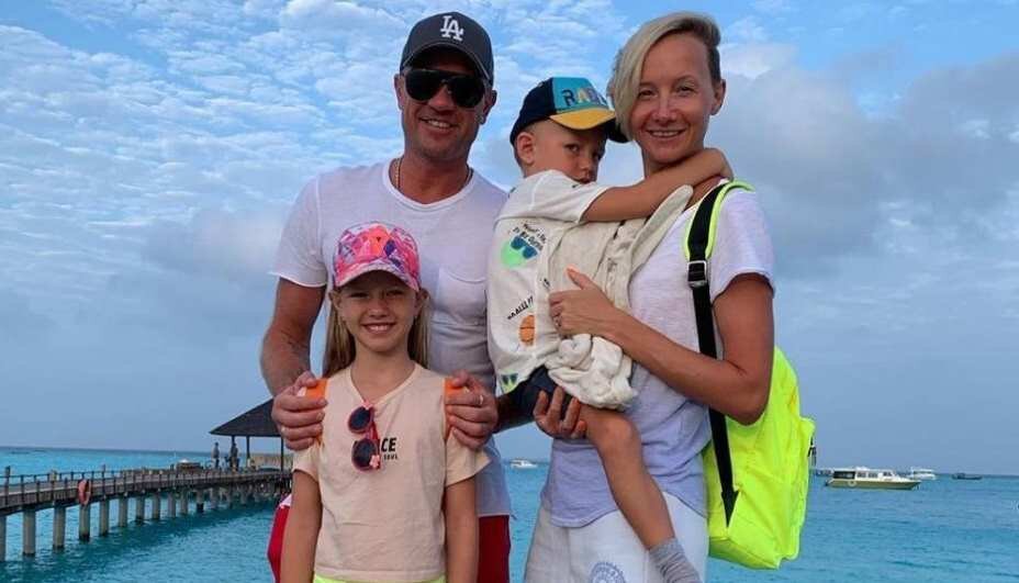    Роман Костомаров и Оксана Домнина с детьми. Фото: Соцсети