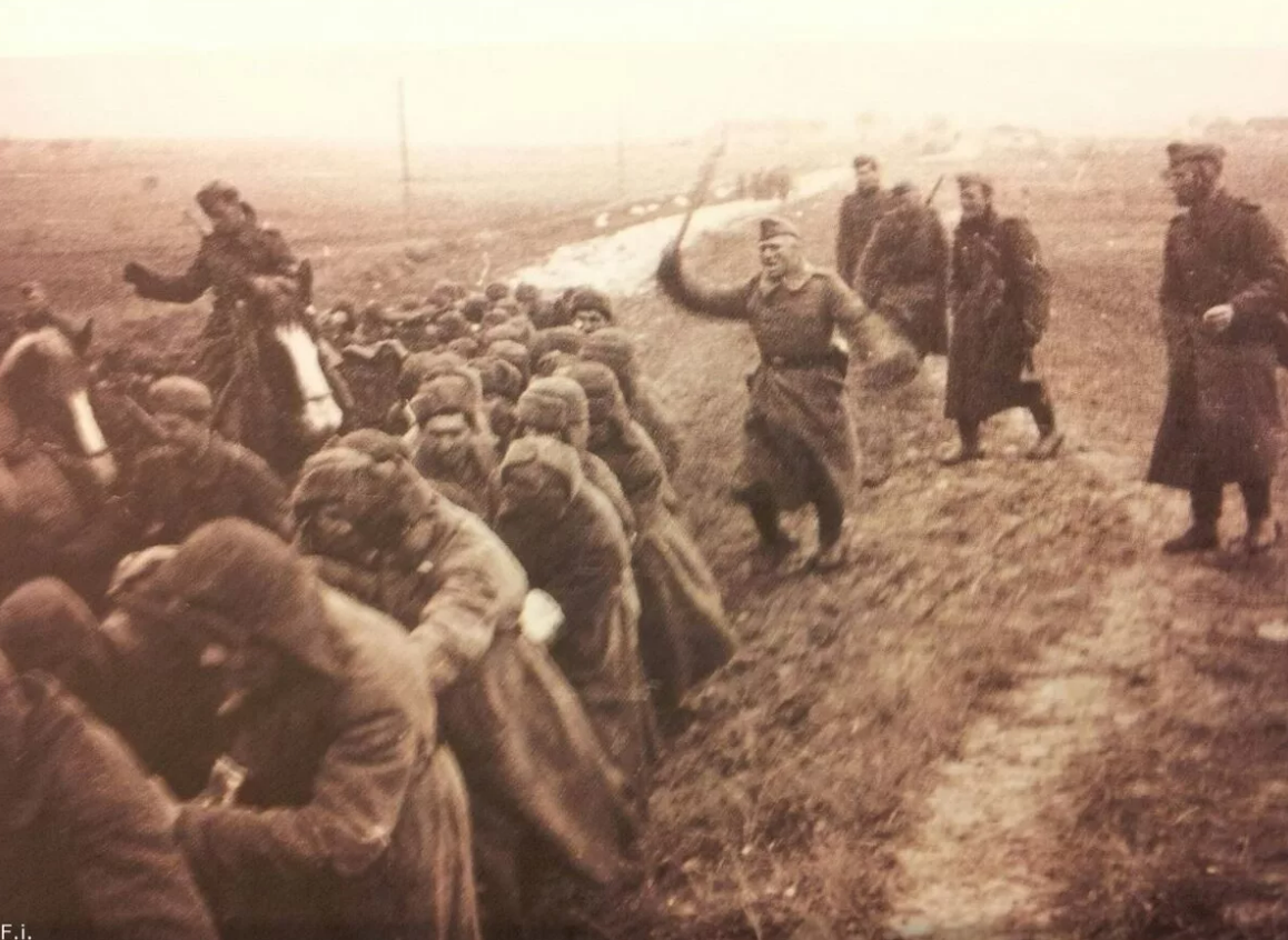 Сорока попал в плен. Колонна советских военнопленных 1941. Пленные советские солдаты 1942. Военнопленные советские солдаты 1941. Вяземский котёл 1941 года пленные.