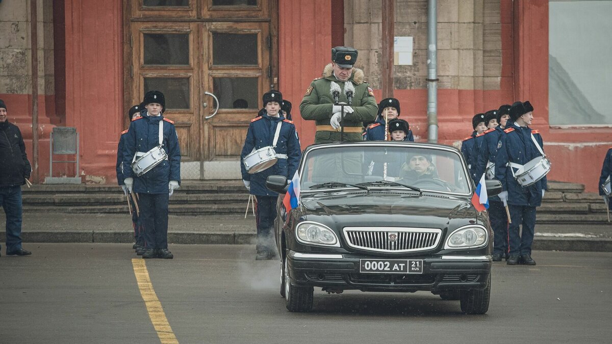     В эти минуты на главной площади Волгограда при полном аншлаге проходит военный парад в честь 80-й годовщины Победы в Сталинградской битве.