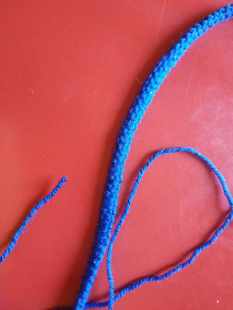 Очень люблю делать вещи из вязаного шнура "гусеничка".Все работы получаются интересные и неповторимые. Хочу более подробно рассказать о том,как я их делаю.