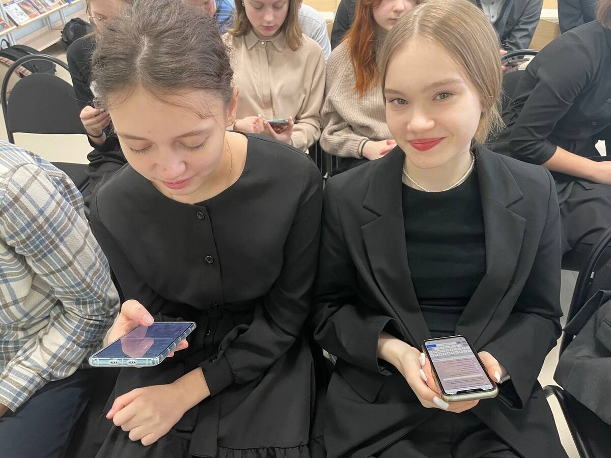 Участники онлайн-викторины "Страницы истории Соловецкой школы юнг". Фото Школы №44 города Костромы.