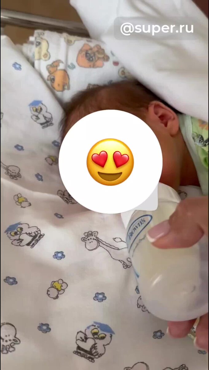    Ольга Орлова кормит малышку Аню Видео: Инстаграм (запрещен в РФ)