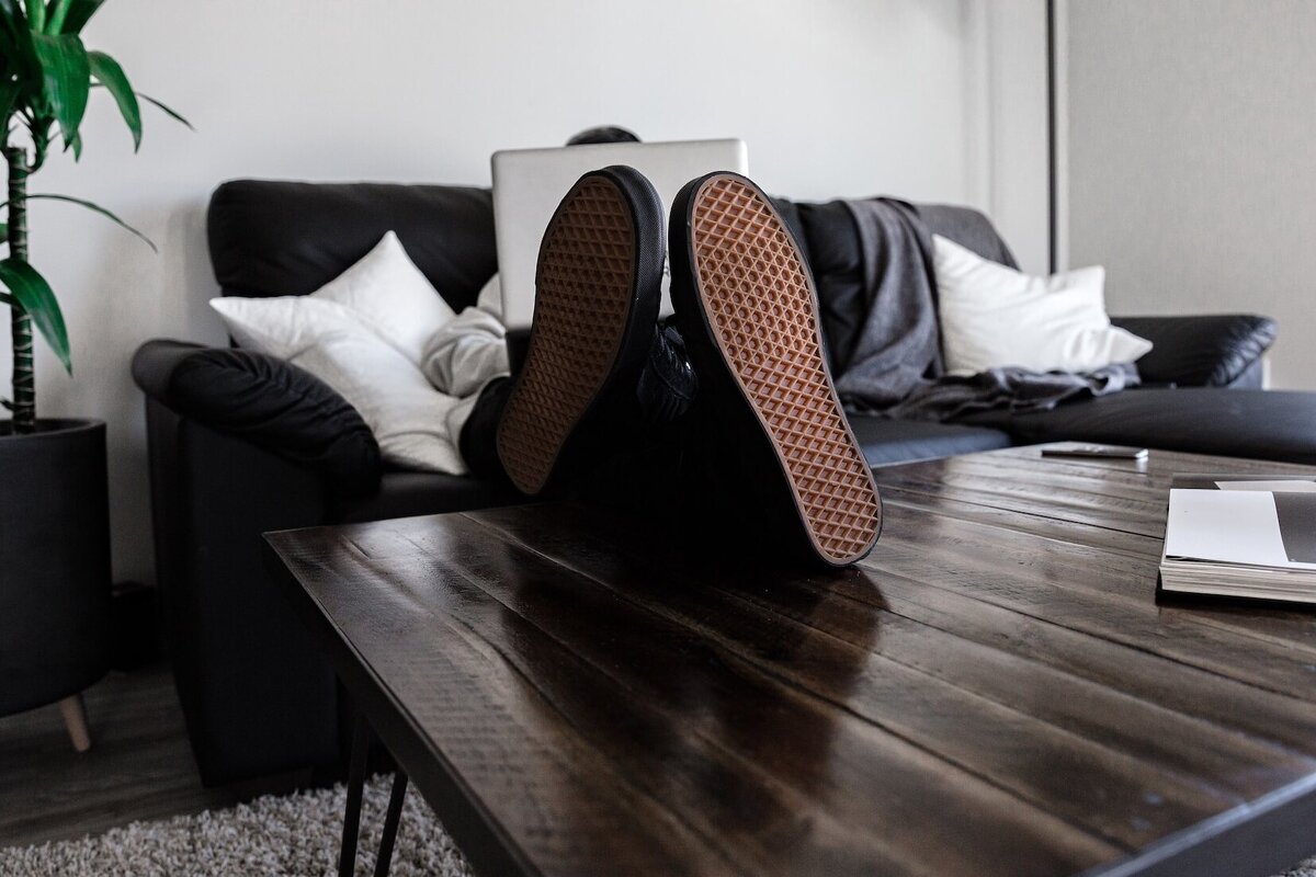     Почему в некоторых странах люди не снимают обувь дома?