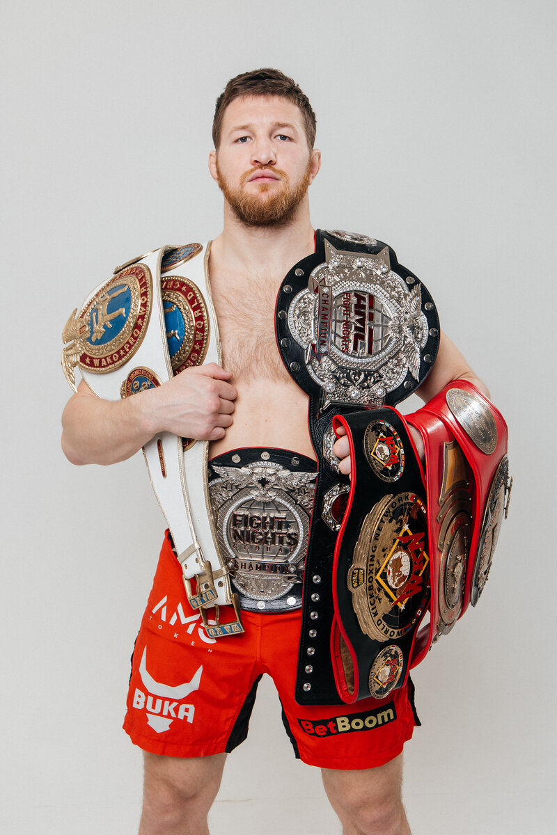 Минеев победил экс-чемпиона Bellator в бою по правилам кикбоксинга. Видео Спорт 