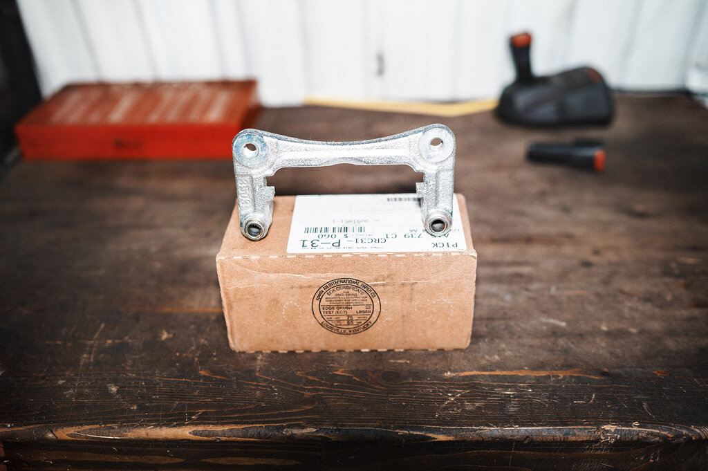 Новая скоба суппорта Додж Калибр