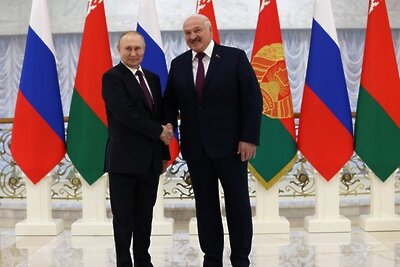    Президент РФ Владимир Путин и президент Белоруссии Александр Лукашенко (справа) перед переговорами в Минске. ©Константин Завражин РИА Новости