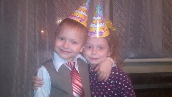 Двойняшкам здесь пять лет. 