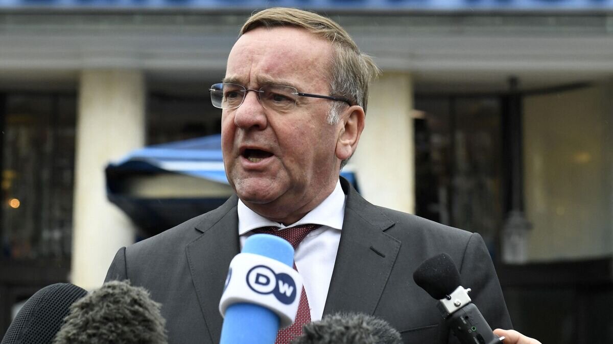    Министр обороны Германии Борис Писториус выступает с заявлением перед отелем Bayerischer Hof, местом проведения Мюнхенской конференции по безопасности© AFP 2023 / Thomas Kienzle