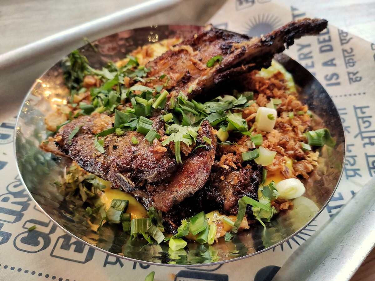 Tandoori Lamb Chops (каре ягнёнка в королевских специях) | 500₽. Два рёбрышка на подушке из картофельного пюре. Наш ягнёнок в этот раз оказался дюже жирным и «тяжёлым», хоть и нежным в незначительных мясных частях.