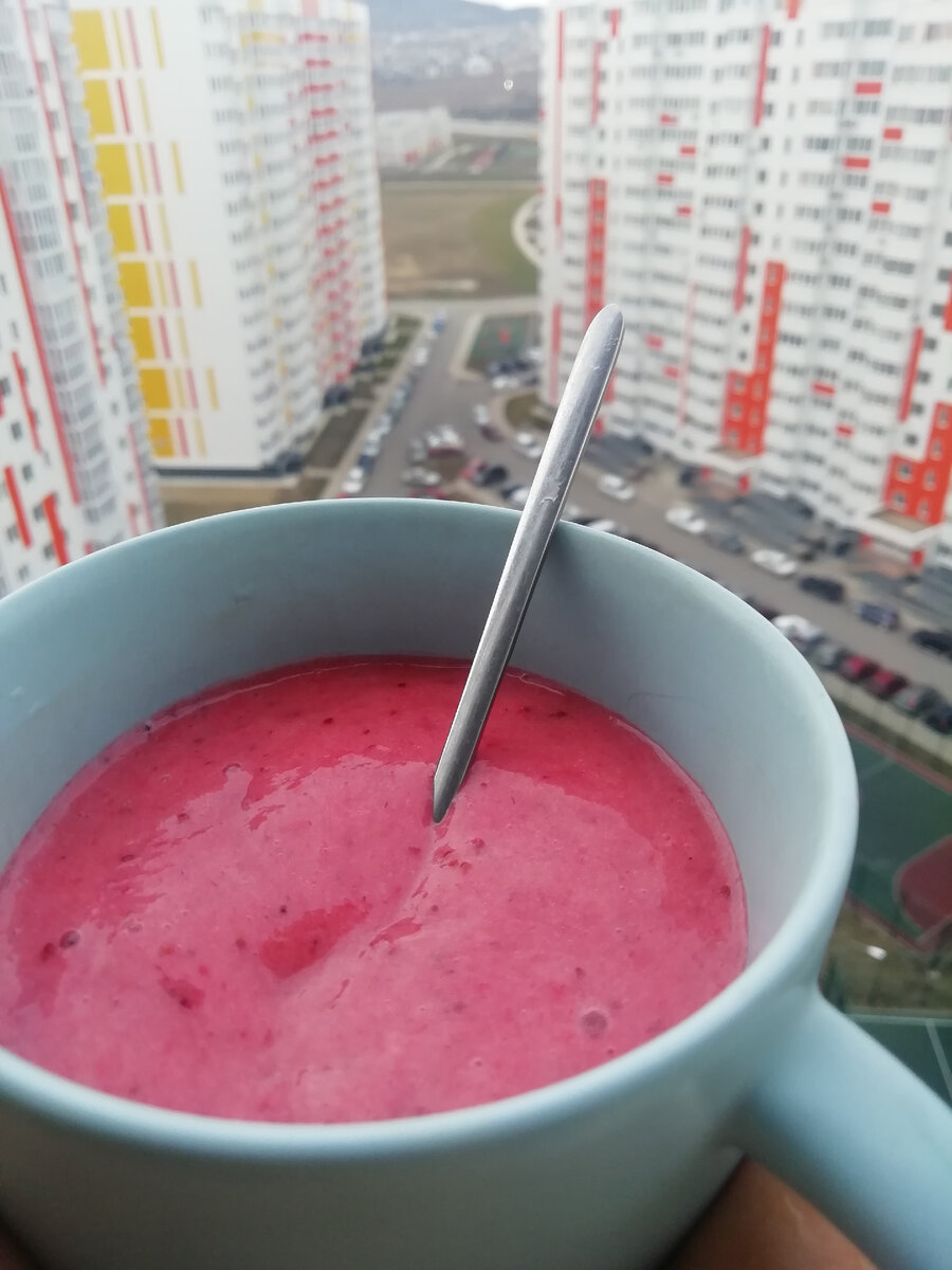 У меня клубника из заморозки 200 г + 1 банан — пробить блендером. 