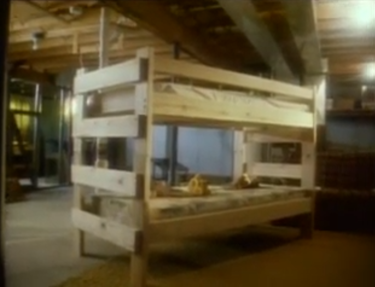 Та самая двухярусная кровать. Кадр из "Неразгаданные тайны: Дом Таллманов" (1988)