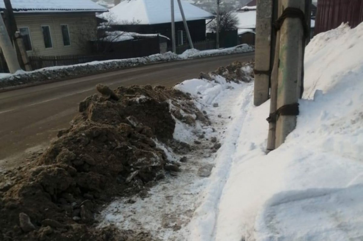    Каждый день жители района вынуждены пробираться через огромные снежные завалы.