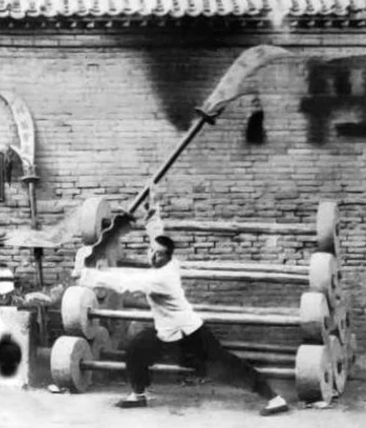 Упражнение с тяжелой экзаменационной алебардой. Это спортивный снаряд, ими не сражались в бою.