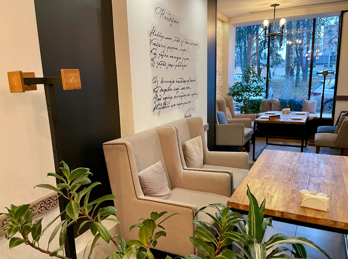 Интерьер очень современный, но с осетинскими мотивами