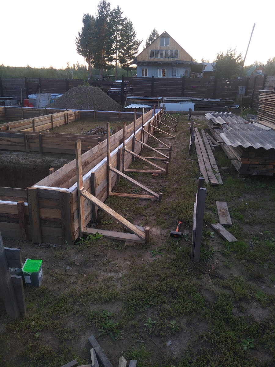 Подпорки по южной стене.